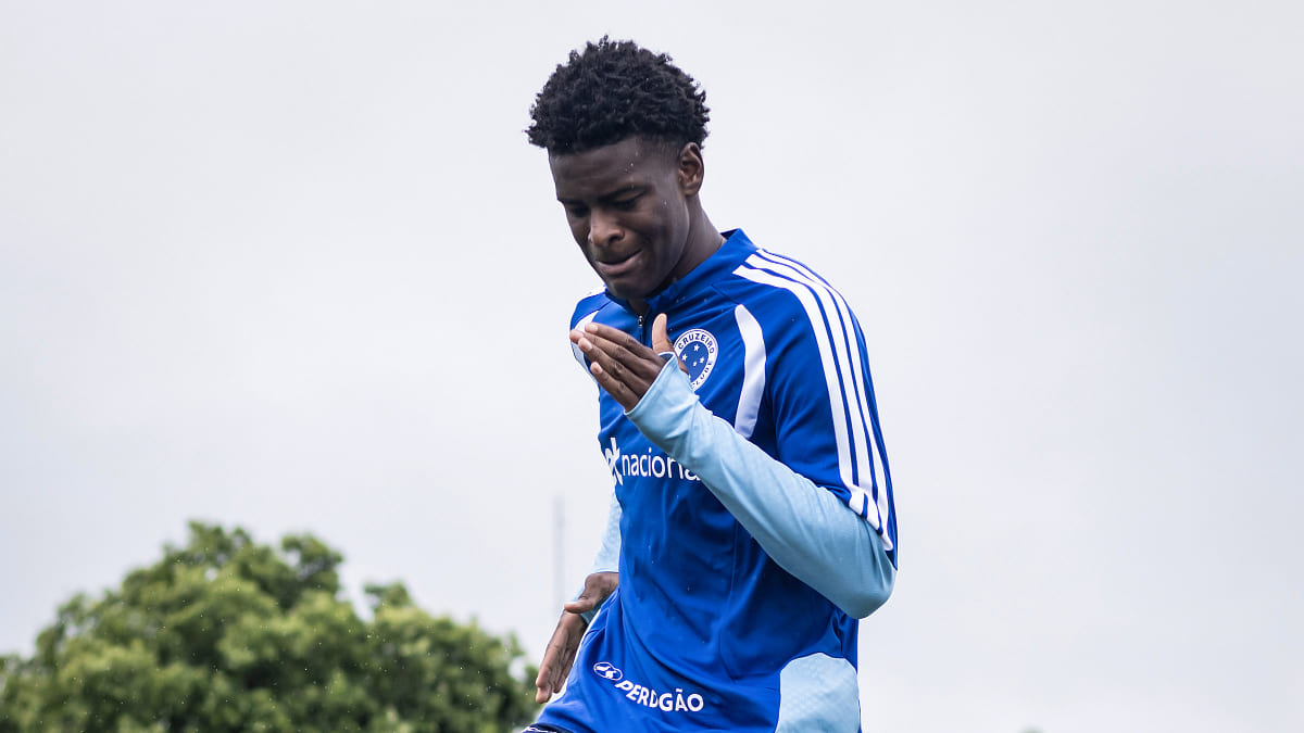 Jonathan Jesus, zagueiro do Cruzeiro, em treinamento na Toca da Raposa 2, em Belo Horizonte (foto: Gustavo Aleixo/Cruzeiro)