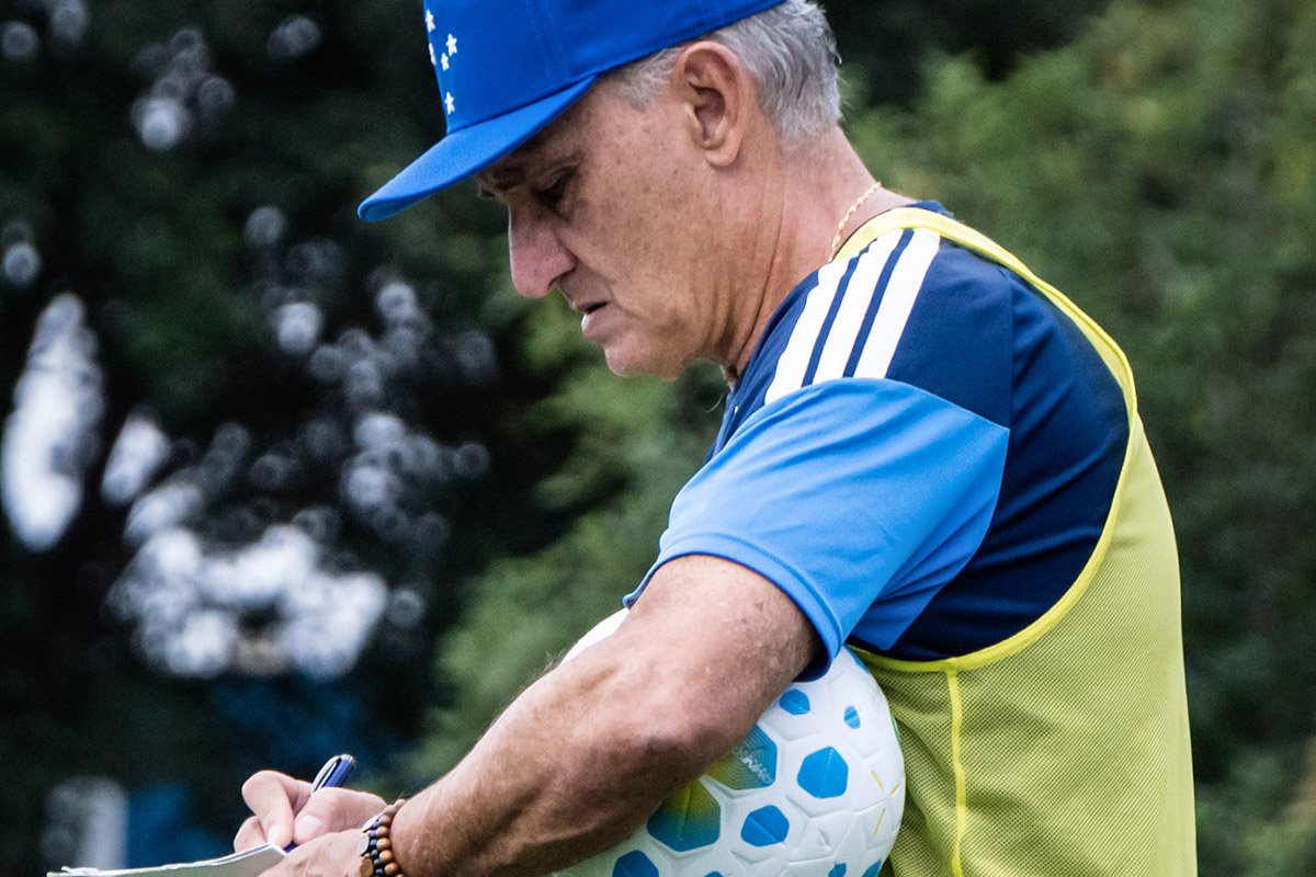 Tite, técnico do Cruzeiro, em treino na Toca da Raposa II (foto: Gustavo Aleixo/Cruzeiro)