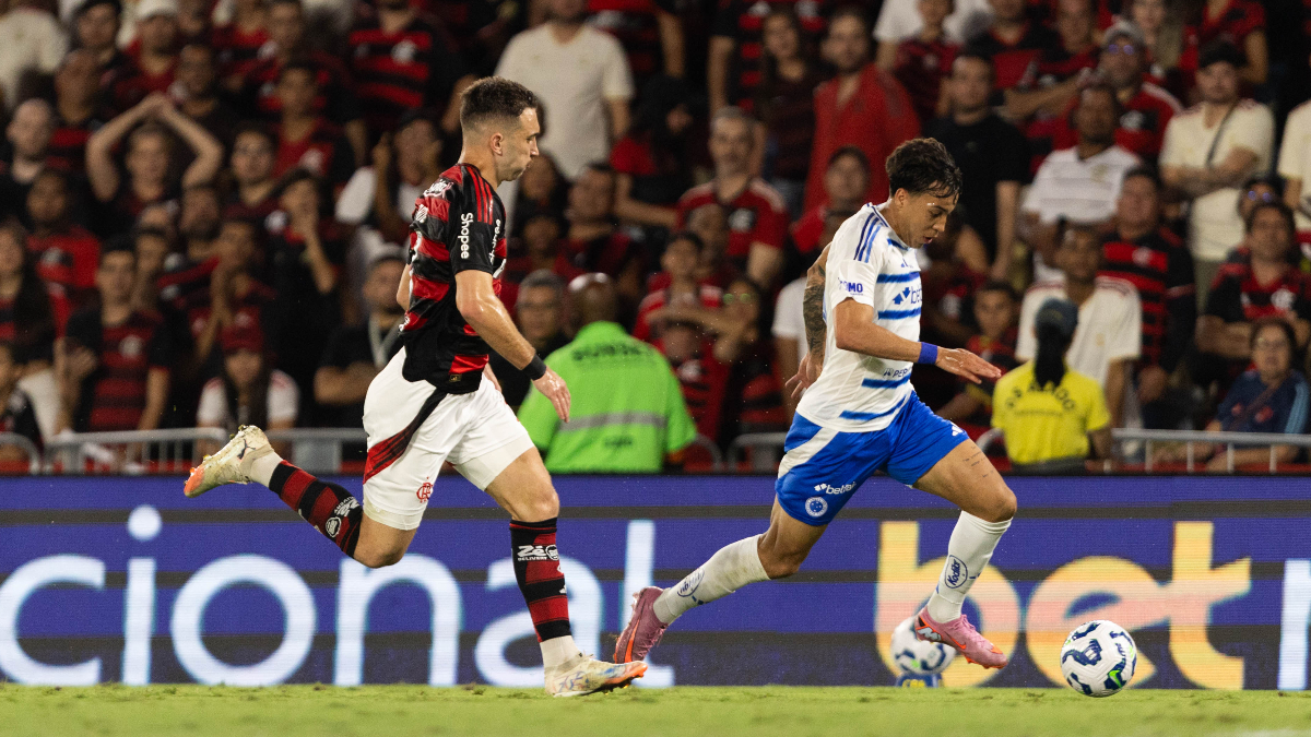 Kaio Jorge, do Cruzeiro, conduz a bola durante partida contra o Flamengo (foto: Thaís Magalhães/Cruzeiro - 2/10/2025)