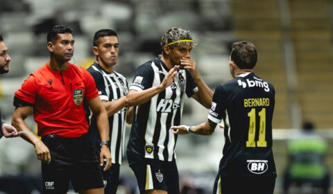 Meia do Atlético participa de gols em três jogos seguidos e acirra briga por titularidade