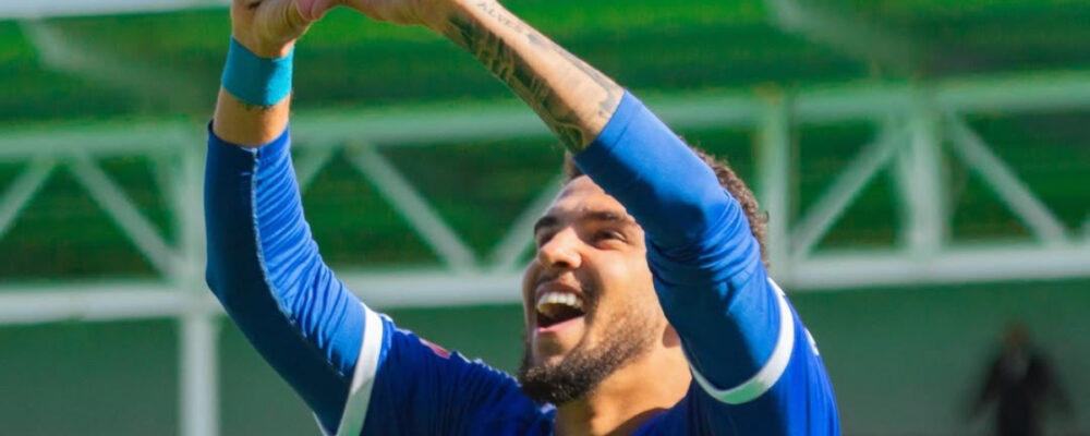 Meia emprestado pelo Cruzeiro é decisivo em três vitórias de time na Europa: ‘Frieza’