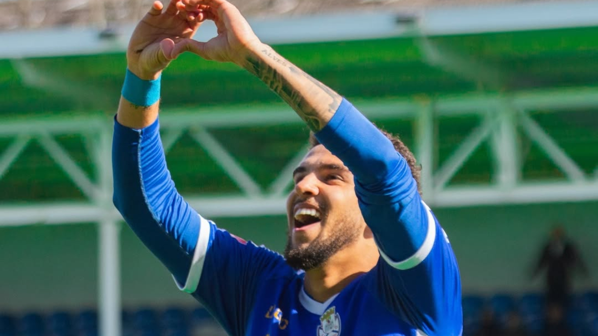 Gui Meira comemora gol pelo Feirense, de Portugal (foto: Divulgação/Feirense)