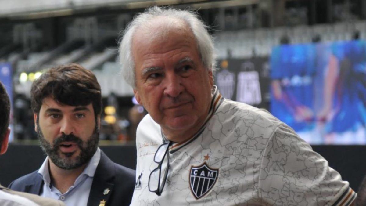 Rubens Menin, sócio da SAF do Atlético, com a camisa do clube (foto: Gladyston Rodrigues/EM/D.A Press)