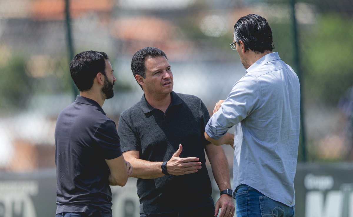 Rafael Menin (ao centro) conversa com Paulo Bracks (à direita) e Pedro Daniel (à esquerda) durante treino do Atlético na Cidade do Galo (foto: Pedro Souza/Atlético)