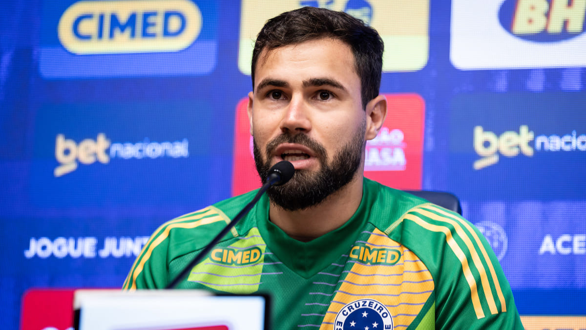 Matheus Cunha, goleiro do Cruzeiro, em apresentação oficial na Toca da Raposa 2, em Belo Horizonte (foto: Gustavo Aleixo/Cruzeiro)