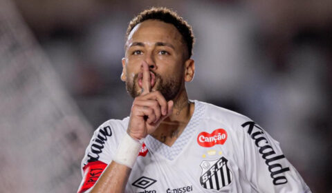 Neymar marca, faz gesto de silêncio à torcida do Vasco e comemora à la Vini Jr.; veja vídeo