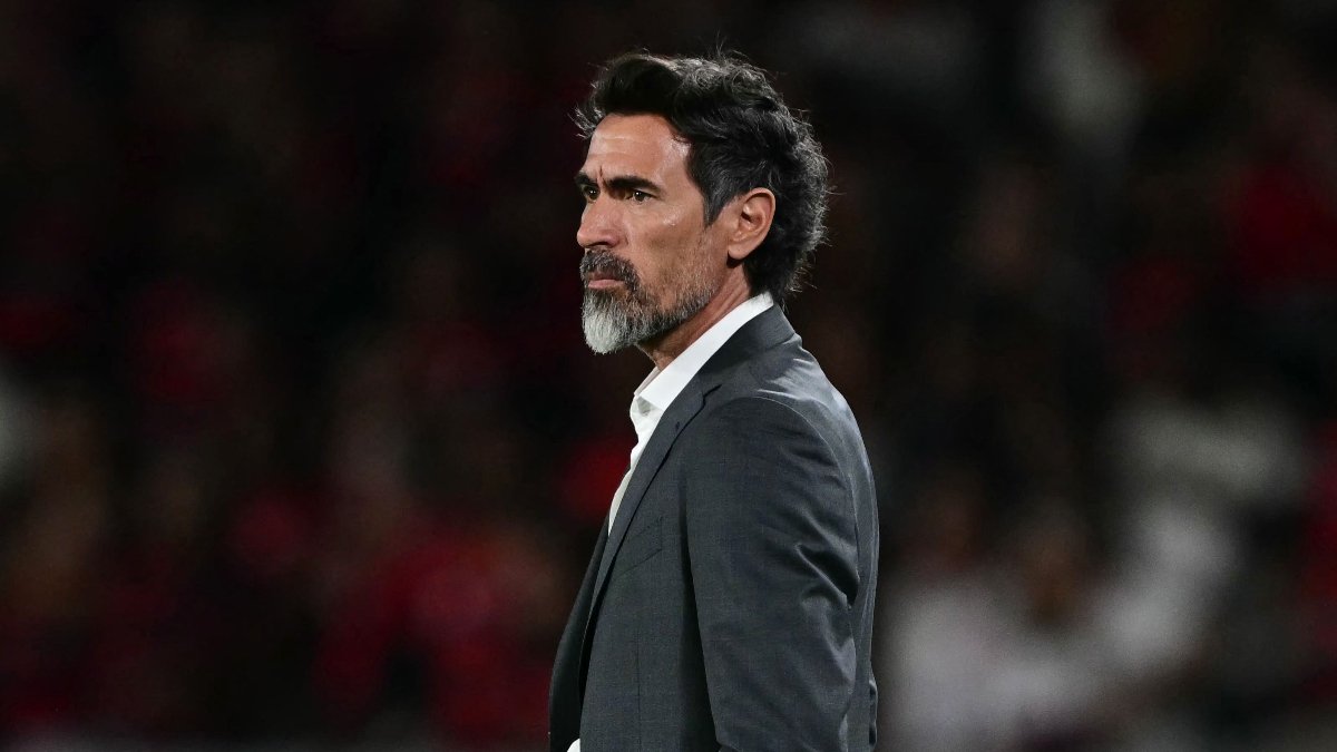 Eduardo Domínguez durante jogo com o Estudiantes (foto: Pablo PORCIUNCULA / AFP - 18/09/2025)