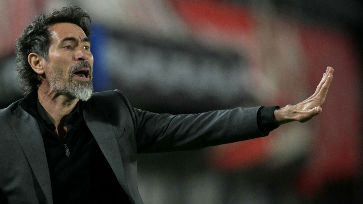 Eduardo Domínguez durante jogo com o Estudiantes (foto: Juan MABROMATA / AFP - 25/09/2025)