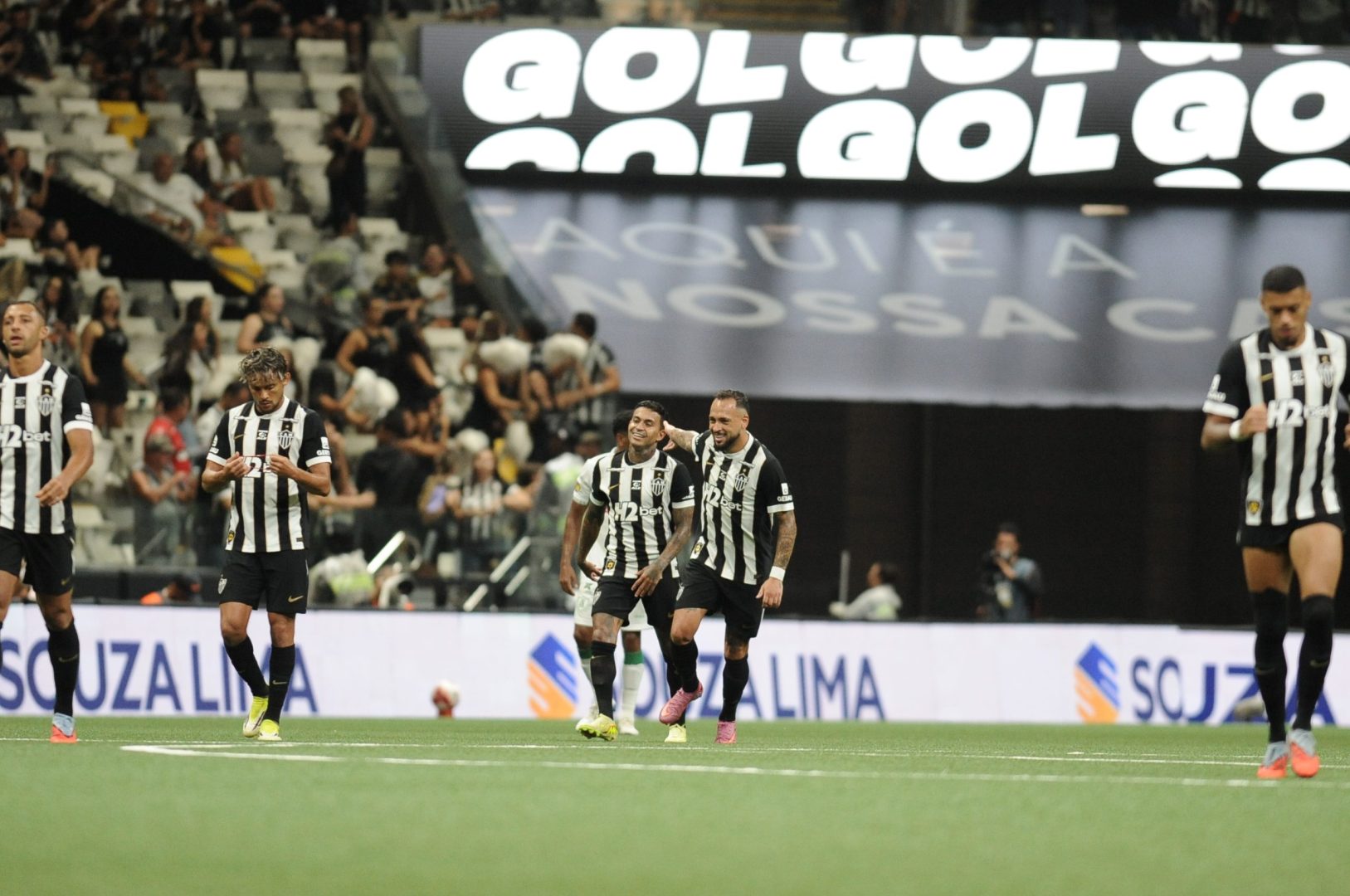 Jogadores do Atlético comemoram gol de Dudu contra o América (foto: Alexandre Guzanshe/EM/D.A. Press)