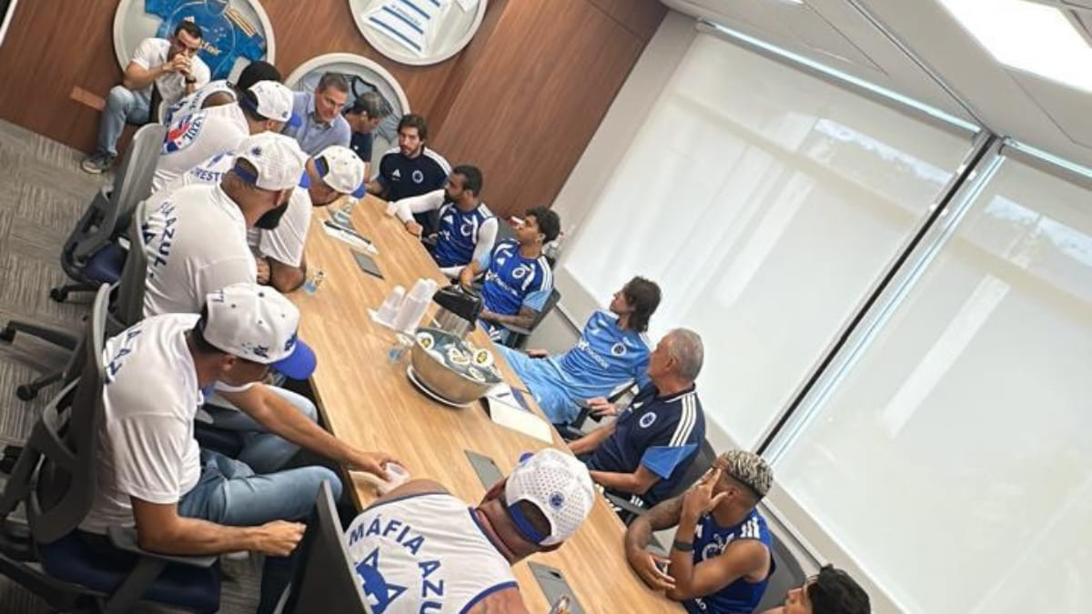 Reunião na Toca da Raposa 2, em Belo Horizonte, entre integrantes da Máfia Azul e representantes do Cruzeiro (foto: Reprodução/Instagram)