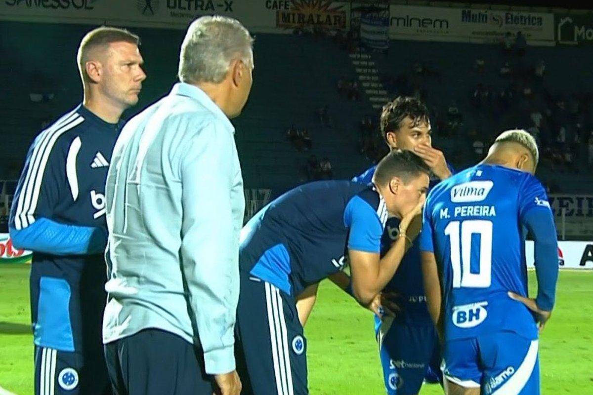 Tite observa Matheus Bachi passando orientações a jogadores do Cruzeiro no empate com o Mirassol (foto: Reprodução)
