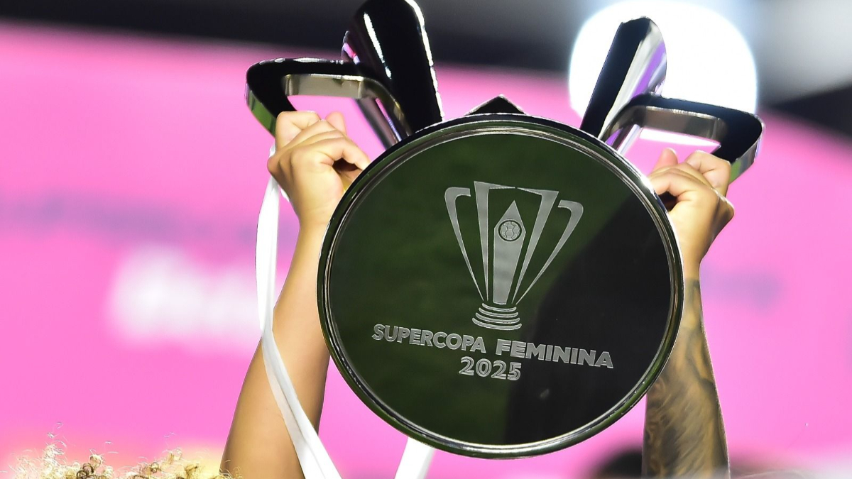 Taça da Supercopa feminina (foto: Mauro Horita/Staff Images/CBF)
