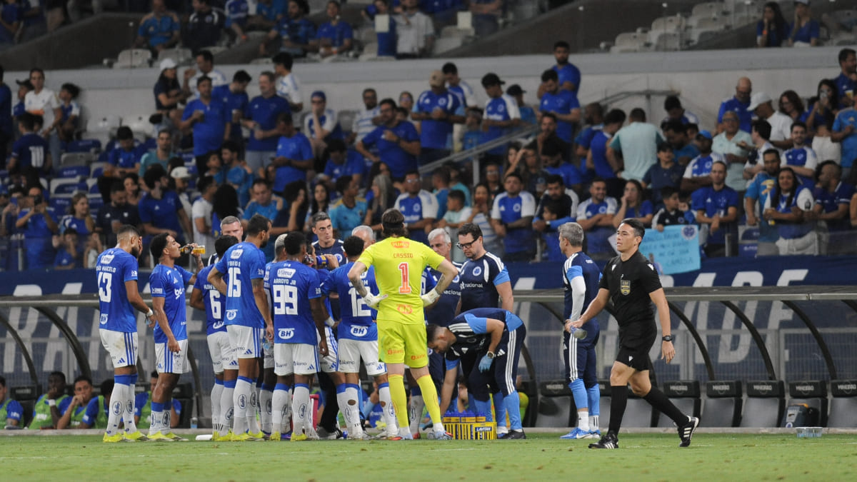 Cruzeiro perdeu para Coritiba por 2 a 1, no Mineirão, pela segunda rodada do Brasileiro (foto: Alexandre Guzanshe/EM/DA Press)