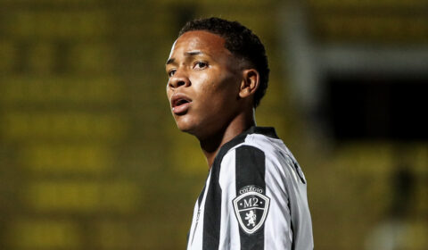 Portal britânico crava interesse de gigante europeu em Gabriel Veneno, do Atlético