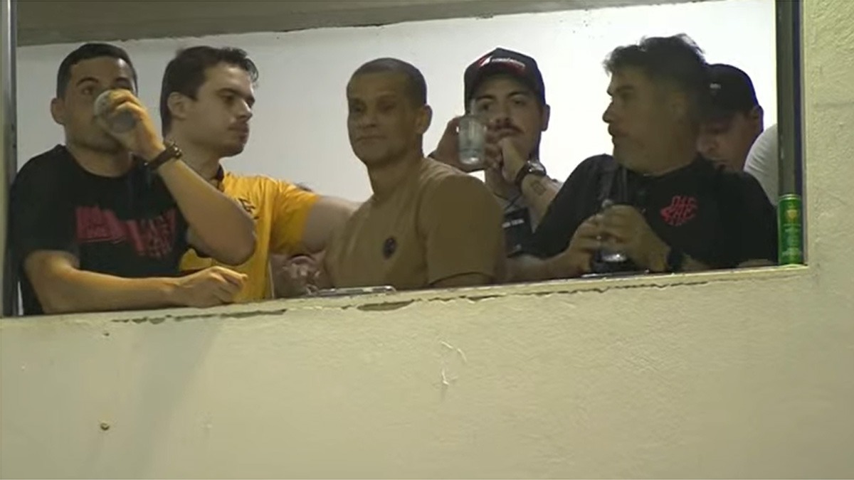 Rivaldo e Falcão no camarote do Manduzão durante Pouso Alegre e Cruzeiro (foto: Reprodução/Premiere)