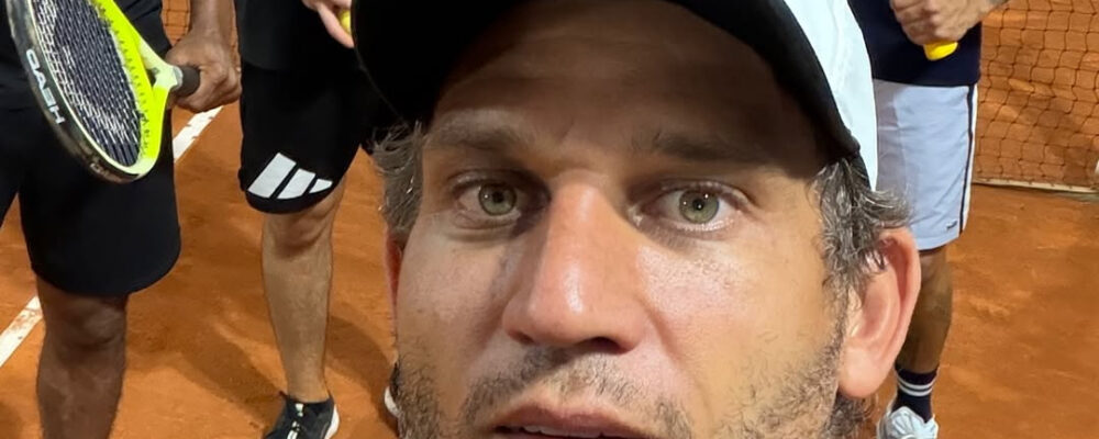 Rafael Moura se aventura no tênis com duas lendas do Atlético: ‘Bloquinho da saúde’