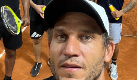 Rafael Moura se aventura no tênis com duas lendas do Atlético: ‘Bloquinho da saúde’