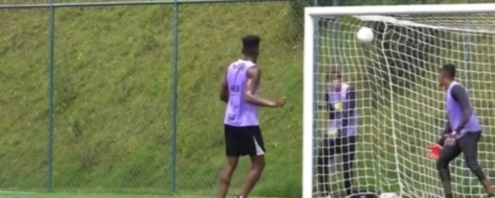 Reforço do Atlético chama atenção com aproveitamento em treino de finalizações; assista