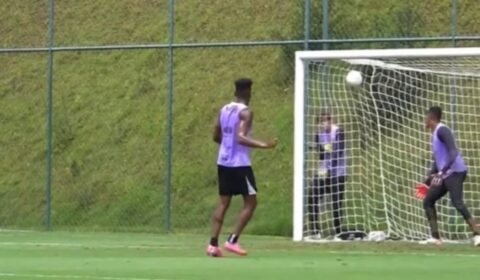 Reforço do Atlético chama atenção com aproveitamento em treino de finalizações; assista