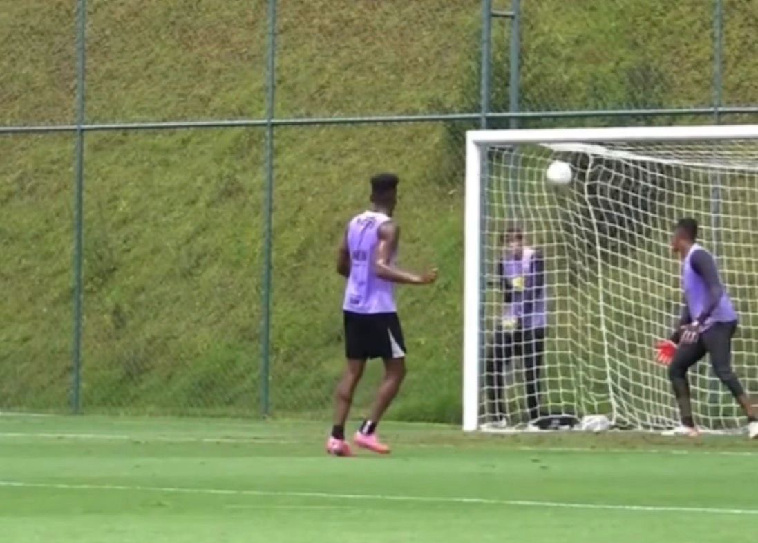 Cassierra acerta o ângulo em treino de finalização do Atlético (foto: Reprodução/GaloTV)