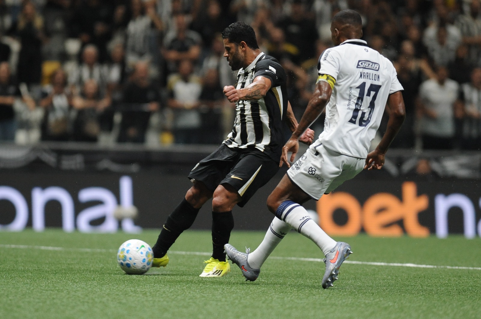 Finalização que gerou gol de Hulk para o Atlético contra o Remo na Arena MRV (foto: Alexandre Guzanshe/EM/D.A. Press)