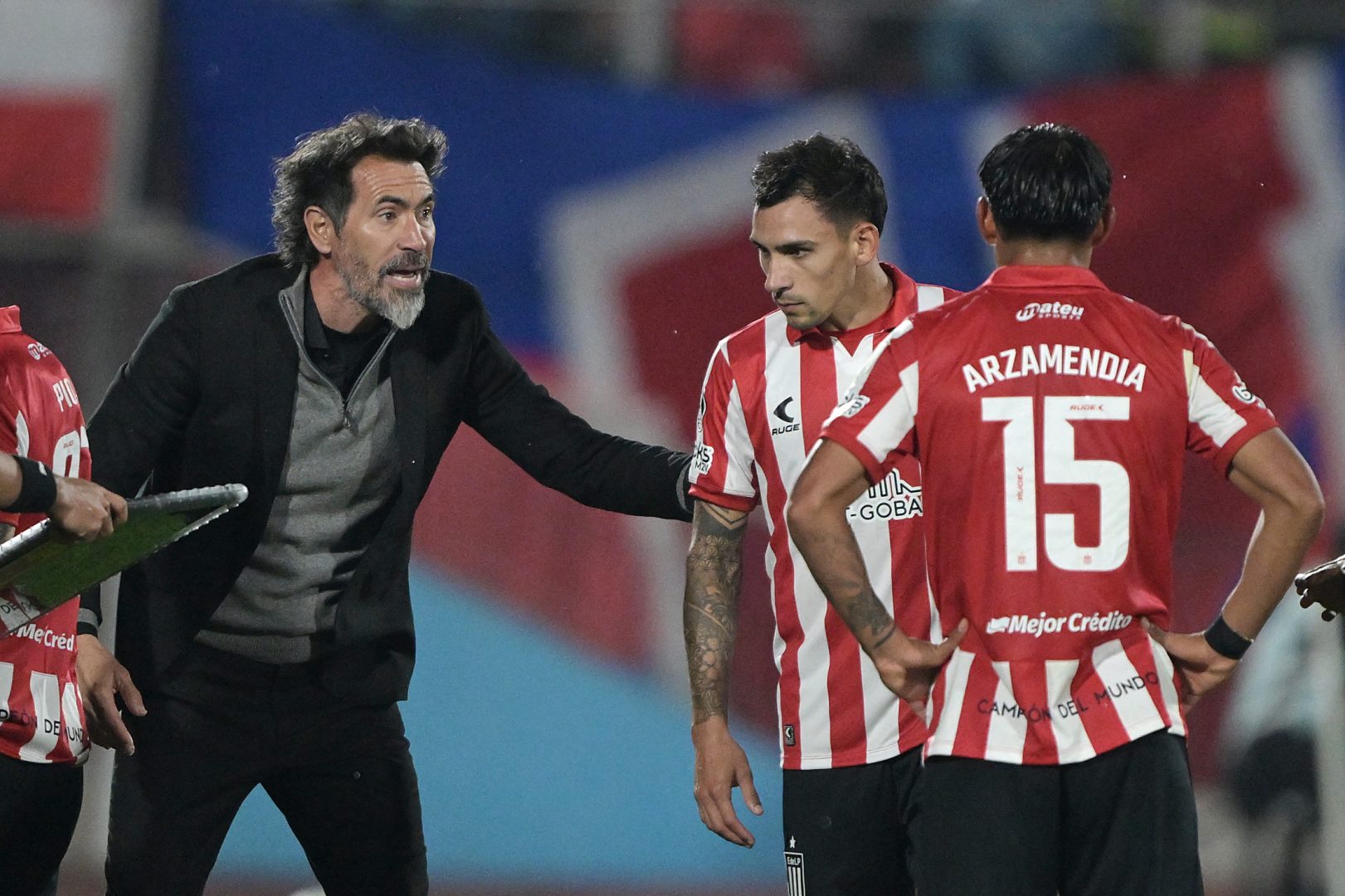 Eduardo Domínguez passa orientações a jogadores do Estudiantes durante compromisso pela Copa Libertadores de 2025 (foto: Rodrigo Arangua/AFP)