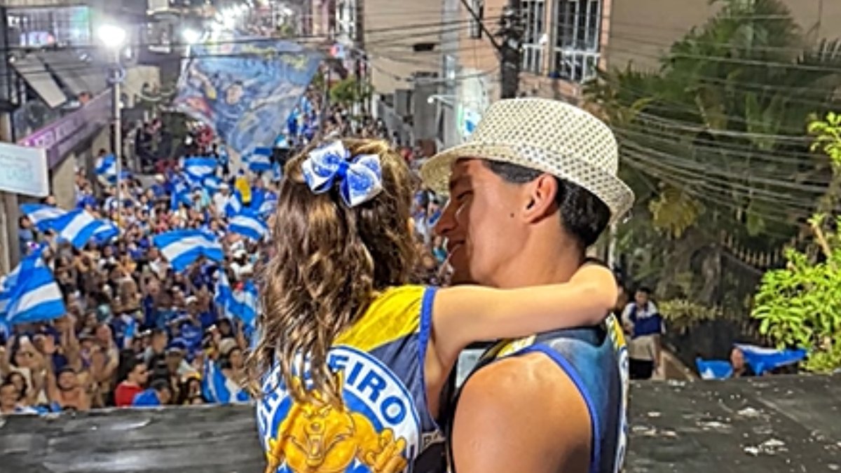 Lucas Romero carrega filha no colo em bloco de carnaval formado por torcedores do Cruzeiro (foto: Reprodução)