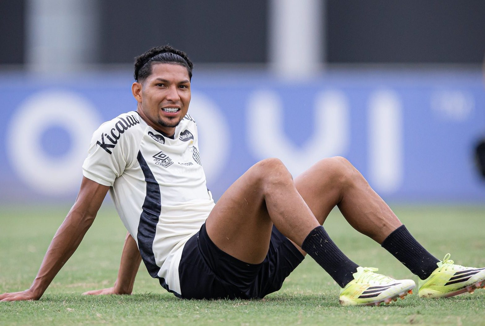 Rony sentado no gramado em treino do Santos (foto: Raul Baretta/ Santos)