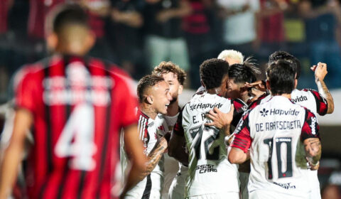 Rossi defende pênalti, e Flamengo bate o Vitória pelo Brasileiro