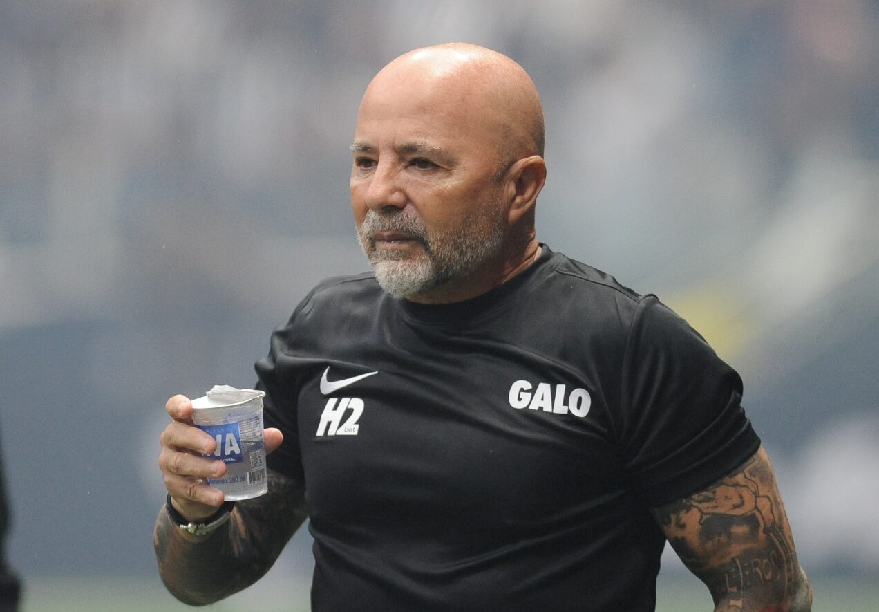 Sampaoli, técnico do Atlético, vestido com camisa preta, segura um copo de água (foto: Alexandre Guzanshe/EM/DA.Press)