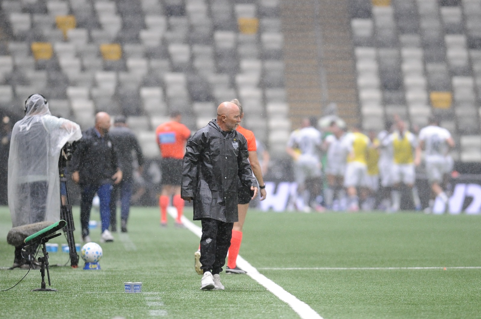 Jorge Sampaoli olha para jogadores do Atlético em comemoração de gol do Remo na Arena MRV (foto: Alexandre Guzanshe/EM/D.A. Press)