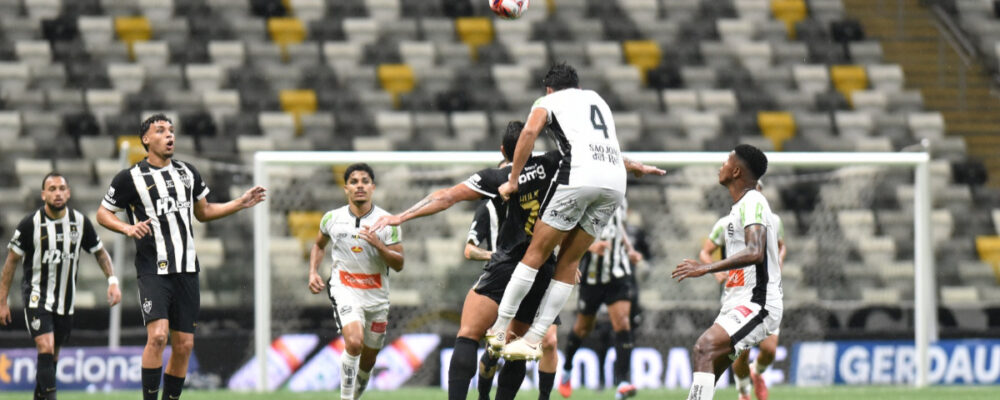 Sampaoli não vê solidez na defesa e estuda mudar esquema do Atlético