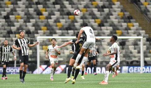 Sampaoli não vê solidez na defesa e estuda mudar esquema do Atlético