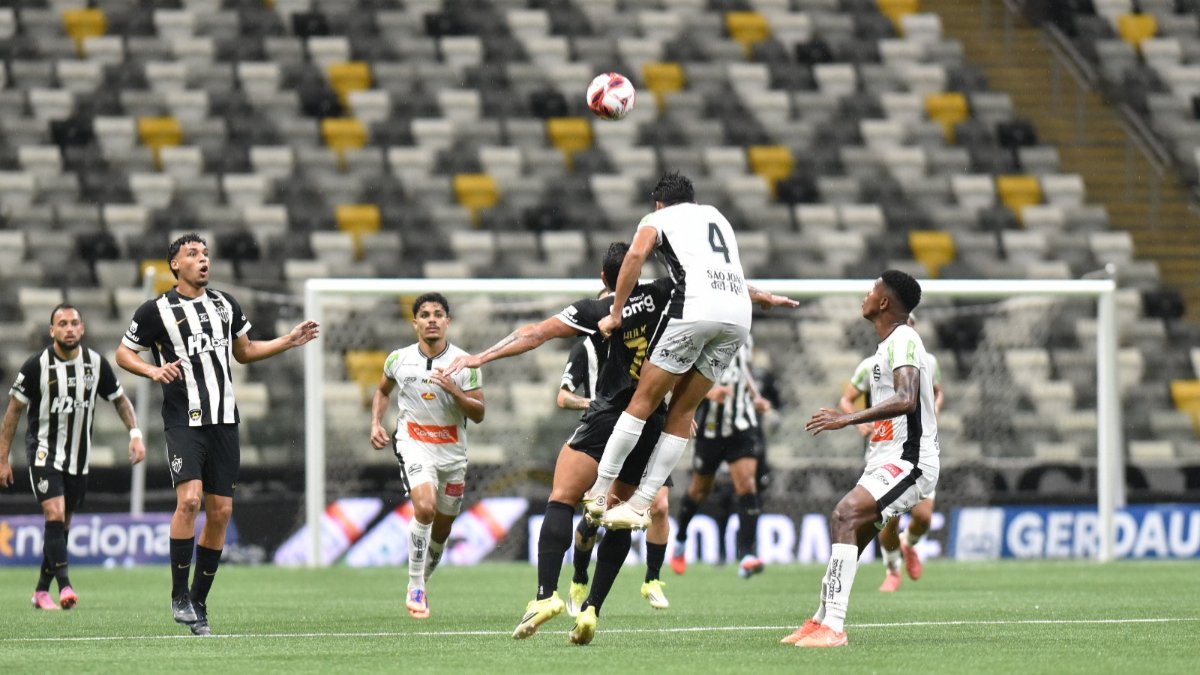 Atlético em atuação contra o Athletic no Campeonato Mineiro (foto: Ramon Lisboa/EM/D.A. Press)