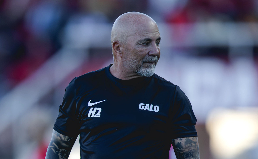 Jorge Sampaoli, técnico do Atlético, em ação antes do jogo contra o Pouso Alegre (foto: Pedro Souza/Atlético)