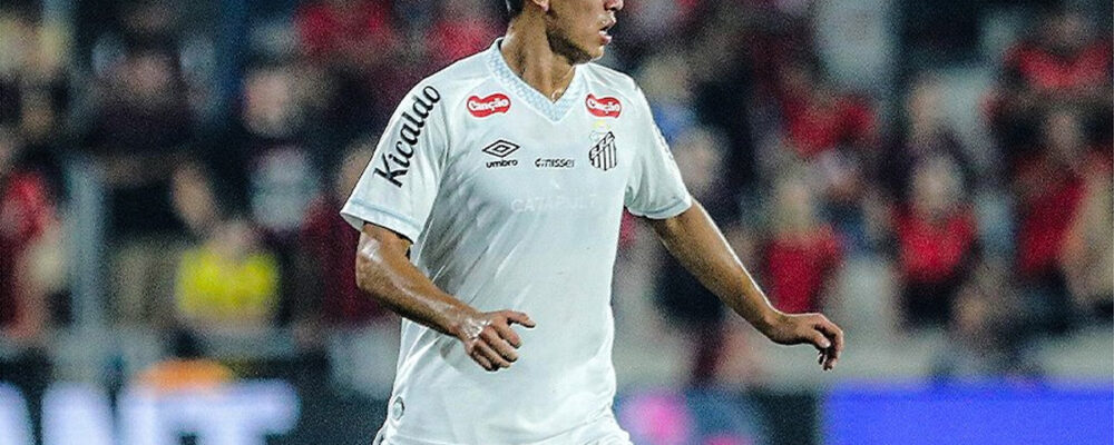 Santos leva gol no fim, perde do Athletico-PR e segue sem vencer no Brasileirão