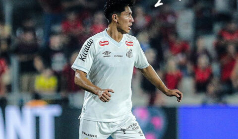 Santos leva gol no fim, perde do Athletico-PR e segue sem vencer no Brasileirão