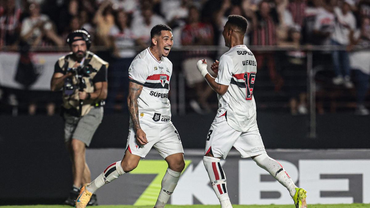 Jogadores do São Paulo comemoram gol contra o Santos (foto: Rubens Chiri, Miguel Schincariol e Paulo Pinto/Saopaulofc.net)