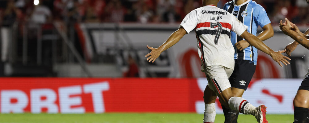 São Paulo vence o Grêmio e dorme na liderança do Brasileirão