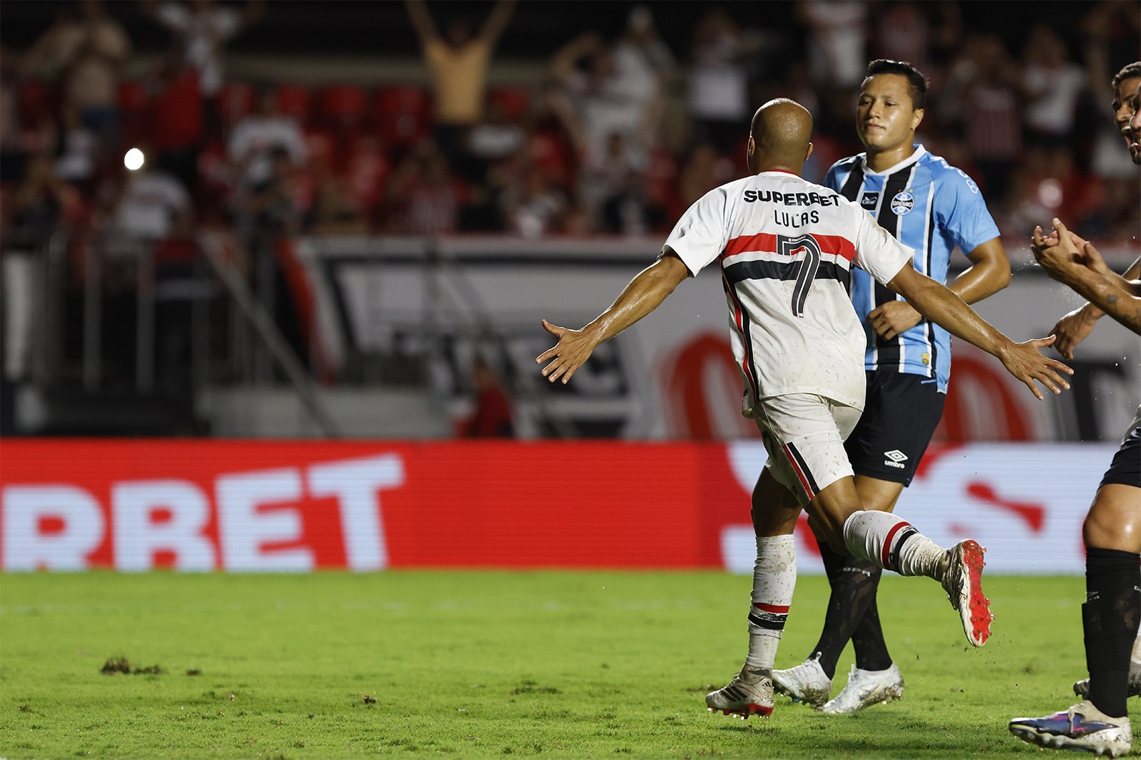 Lucas marcou de pênalti para o São Paulo contra o Grêmio (foto: Rubens Chiri e Paulo Pinto/Saopaulofc.net)
