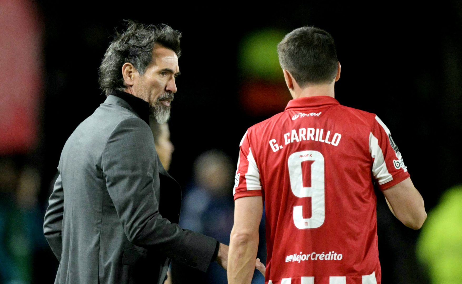 Eduardo Domínguez em conversa com o atacante Guido Carrillo durante o duelo entre Estudiantes e Flamengo pela Copa Libertadores de 2025 (foto: Juan Mabromata/AFP)