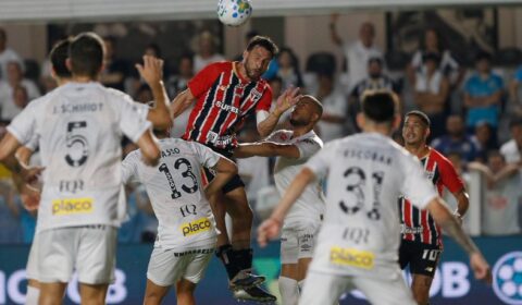Sob olhares de Neymar, São Paulo busca empate na Vila e afunda o Santos na crise