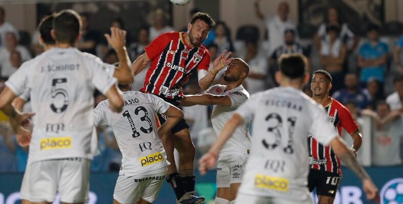 Sob olhares de Neymar, São Paulo busca empate na Vila e afunda o Santos na crise