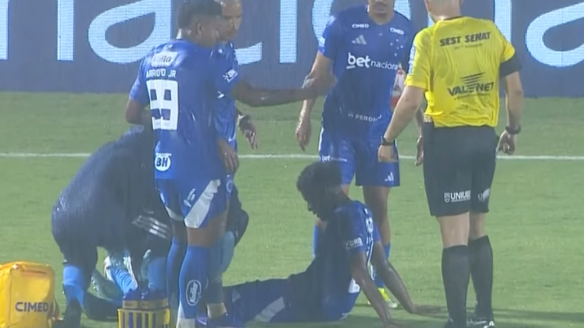 Momento em que Jonathan Jesus foi atendido por médicos do Cruzeiro (foto: Reprodução)