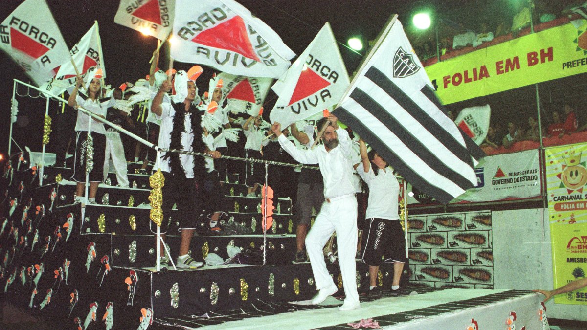 Homenagem da escola de samba Canto da Alvorada para o Galo em 2004 (foto: Juarez Rodrigues/EM/DA Press)
