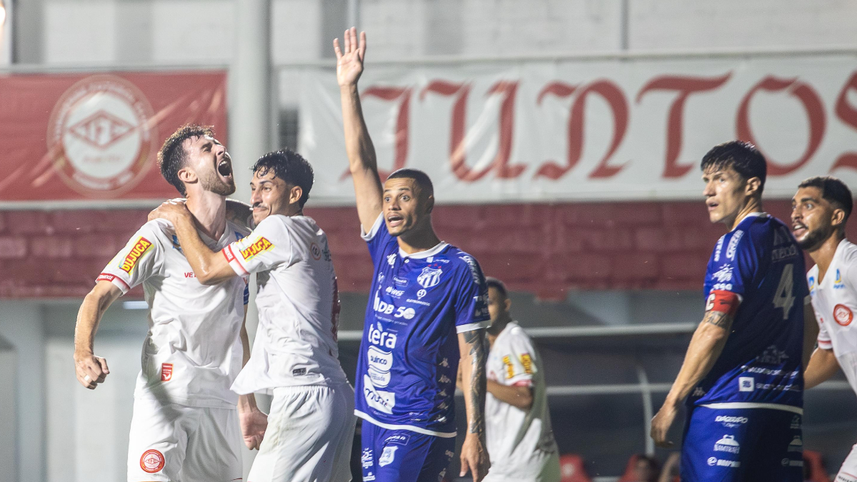 Jogadores do Tombense comemoram gol sobre a URT (foto: Victor Souza/Tombense)