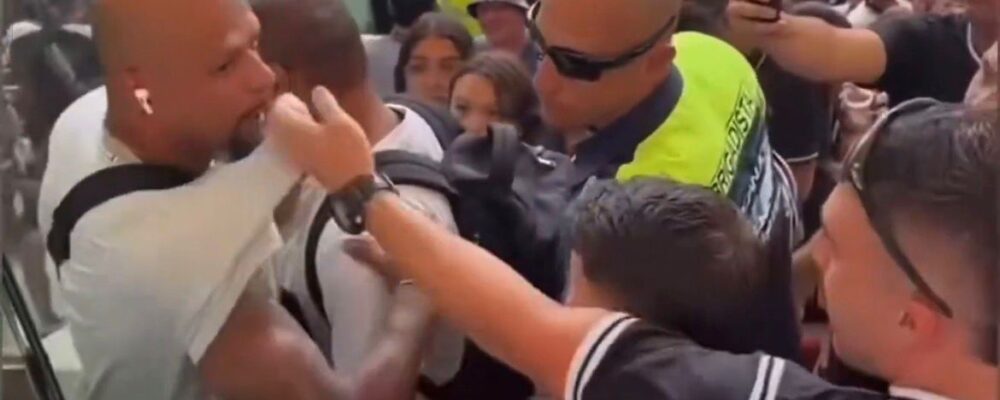 Torcedores do Corinthians discutem com Felipe Melo no Mané Garrincha