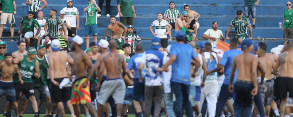 Torcida do Coritiba provoca a do Cruzeiro ao relembrar briga em estádio