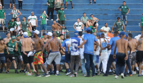 Torcida do Coritiba provoca a do Cruzeiro ao relembrar briga em estádio