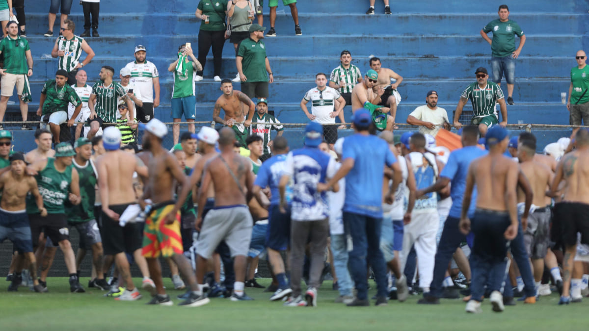 Integrantes de torcidas organizadas de Coritiba e Cruzeiro entraram em duelo em 11 de novembro de 2023, na Vila Capanema (foto: Joka Madruga/AFP)